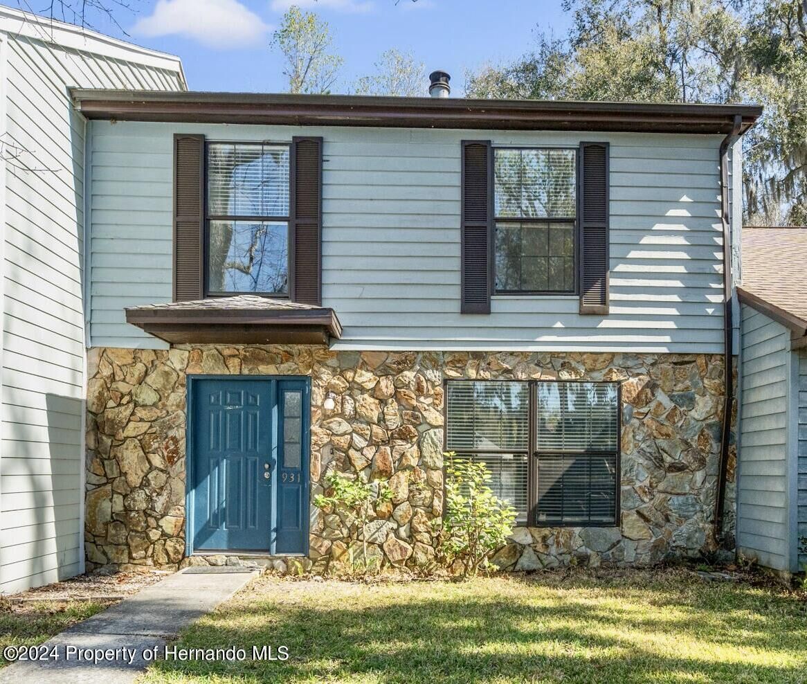 Property Photo:  931 Village Drive  FL 34601 