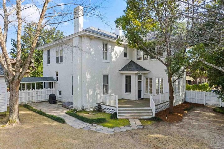 Property Photo:  300 W Gonzalez St  FL 32501 
