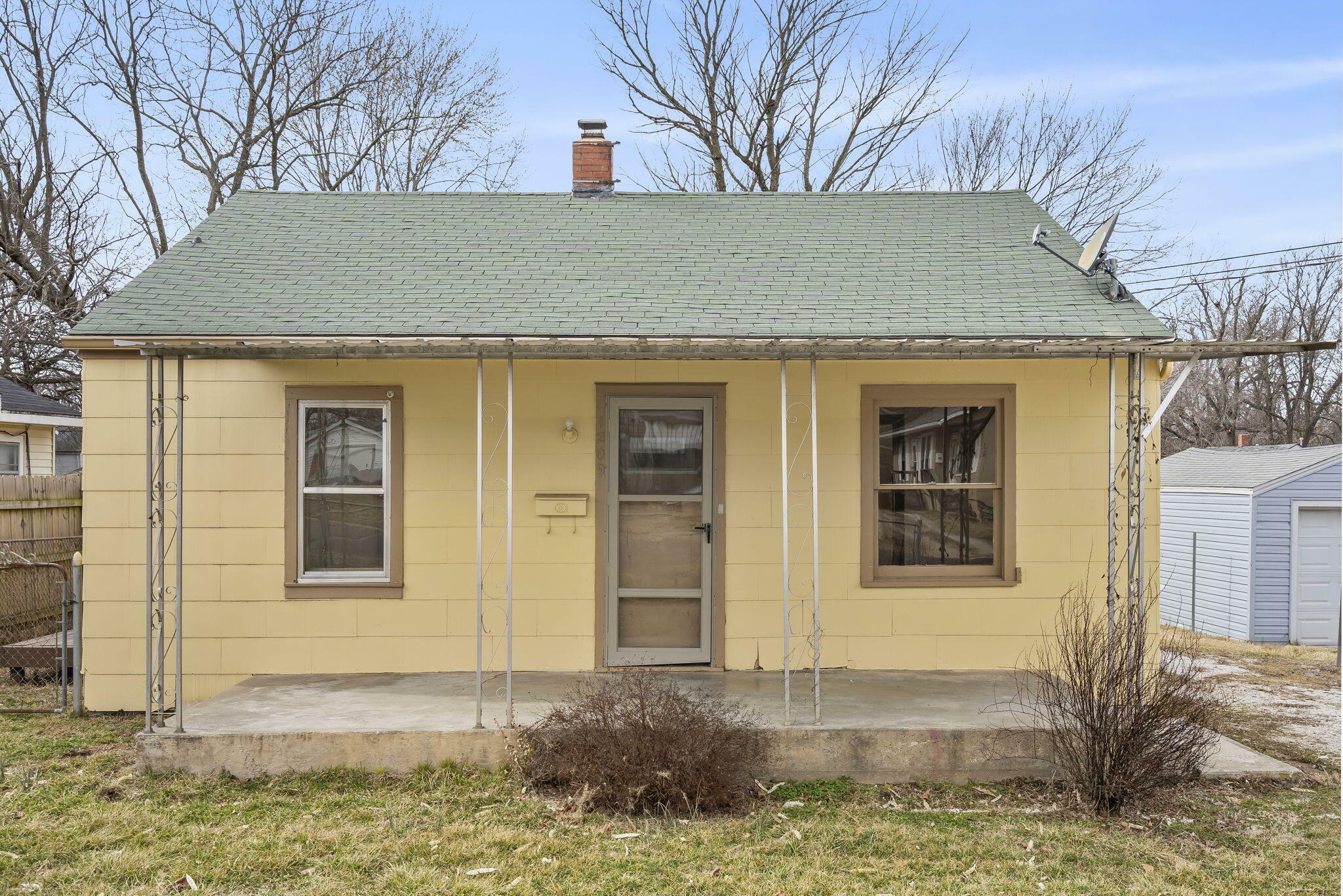 Property Photo: 1209 N West Avenue MO 65802