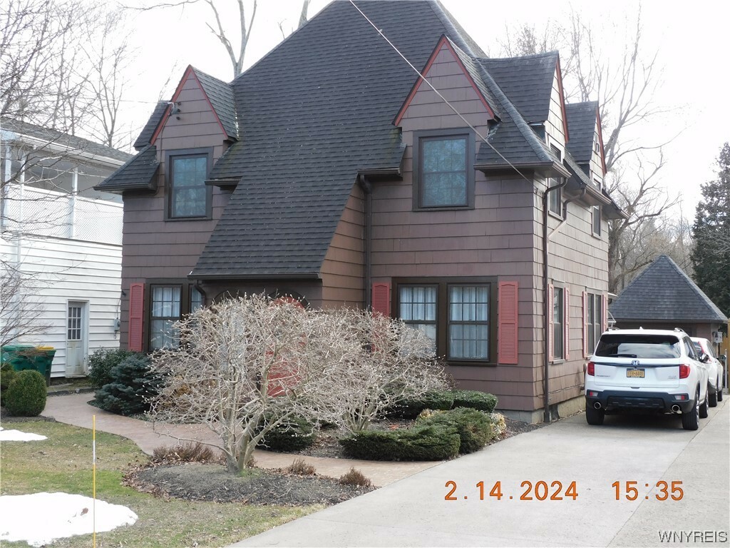 Property Photo: 19 Woodview Court NY 14075