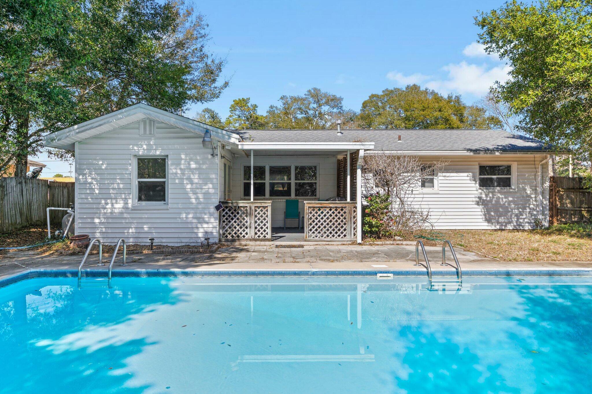 Property Photo: 32 10th Ave Avenue FL 32579