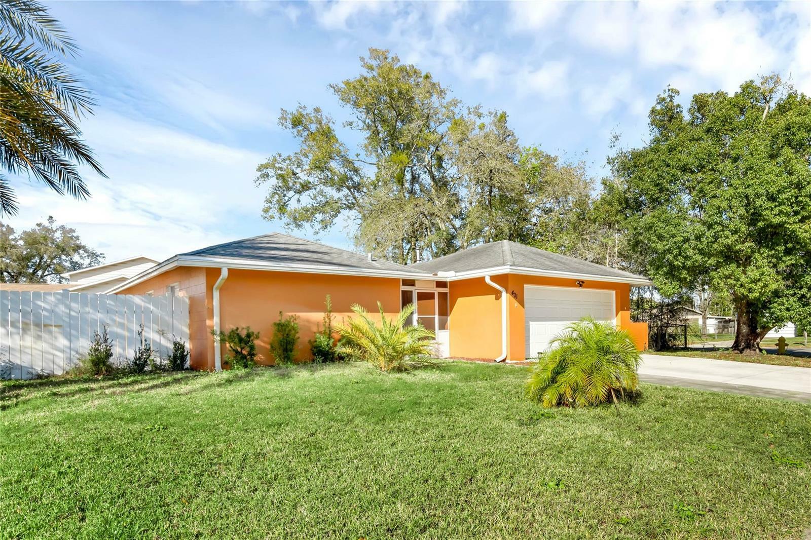 Property Photo: 401 S Hawthorn Circle FL 32708