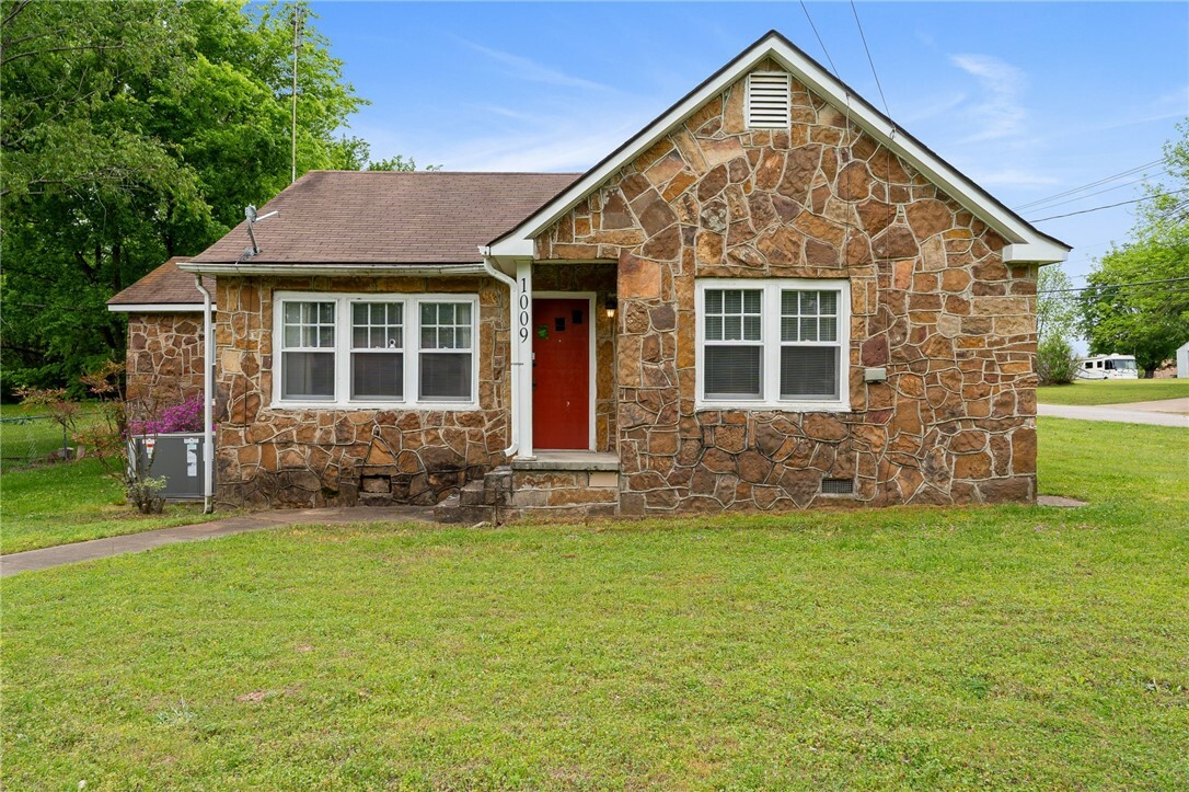 Property Photo:  1009 W Gibson Street  AR 72949 