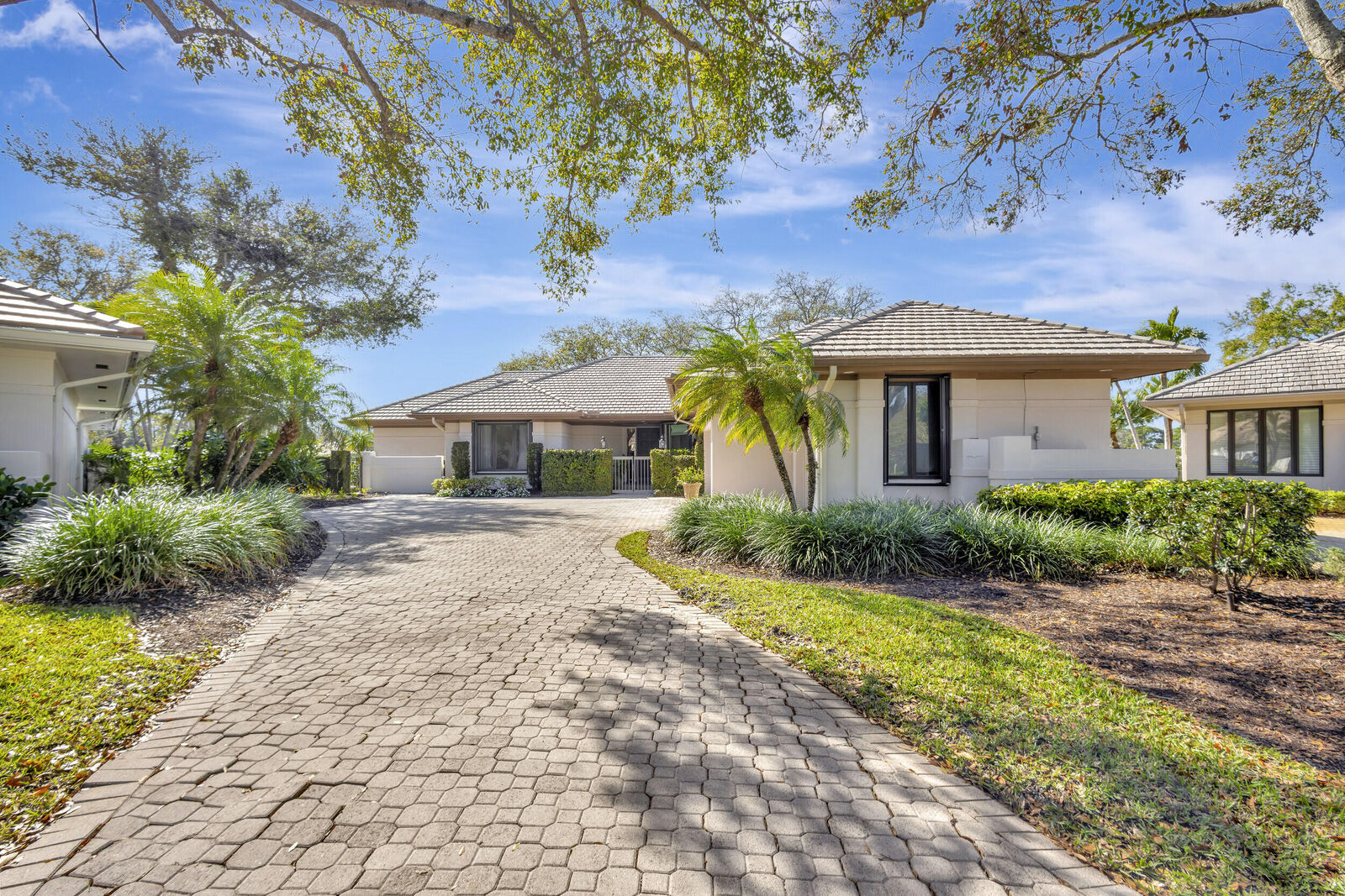 Property Photo:  5845 SE Oakmont Place  FL 34997 