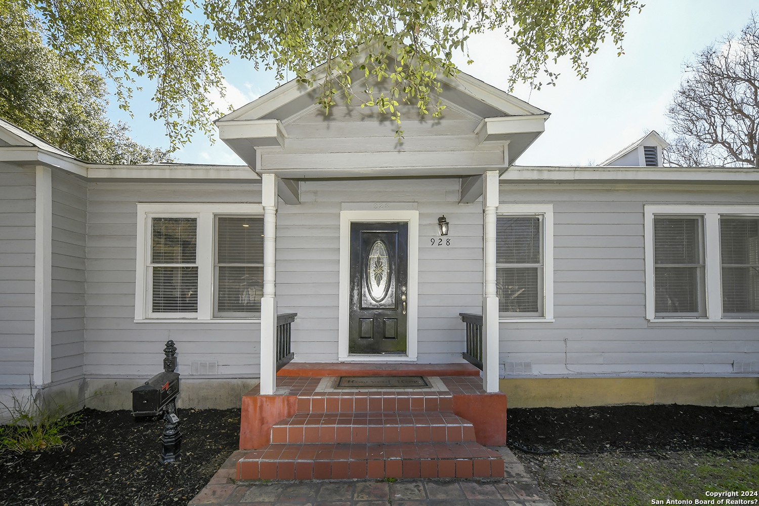 Property Photo:  928 W Huisache Ave  TX 78201 