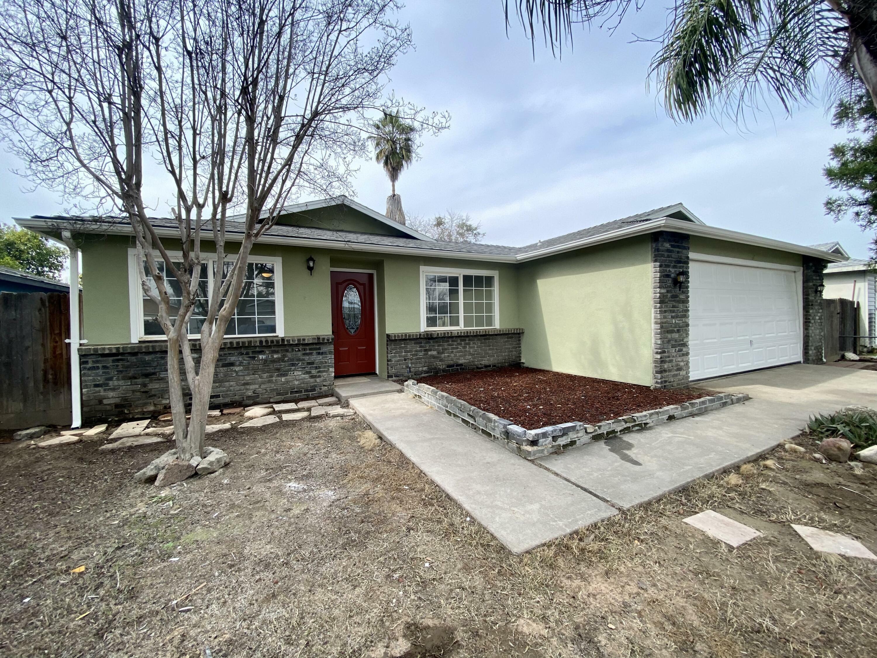 Property Photo:  401 N June Avenue  CA 93223 