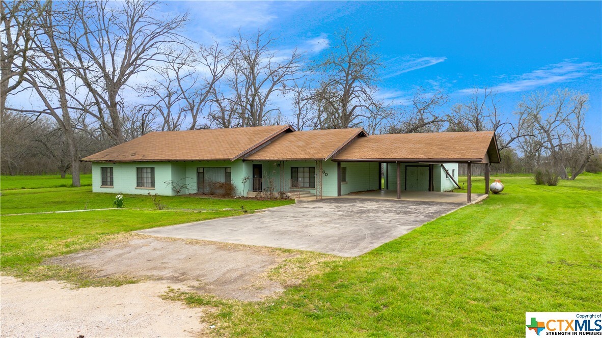 Property Photo: 2460 W Kingsbury Street TX 78155