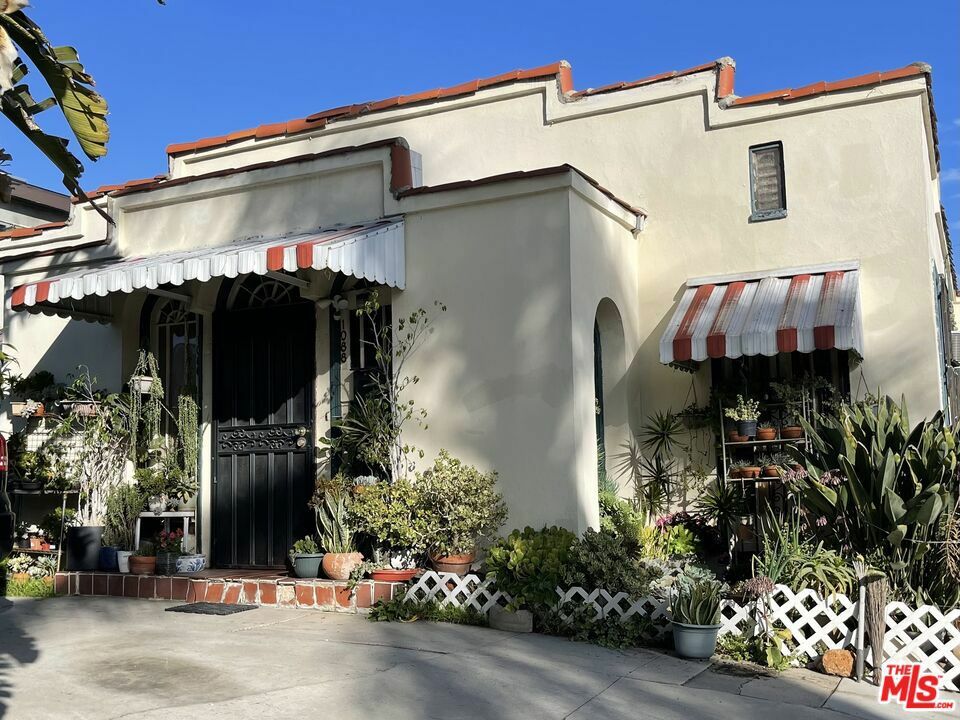 Property Photo:  1086 West Boulevard  CA 90019 