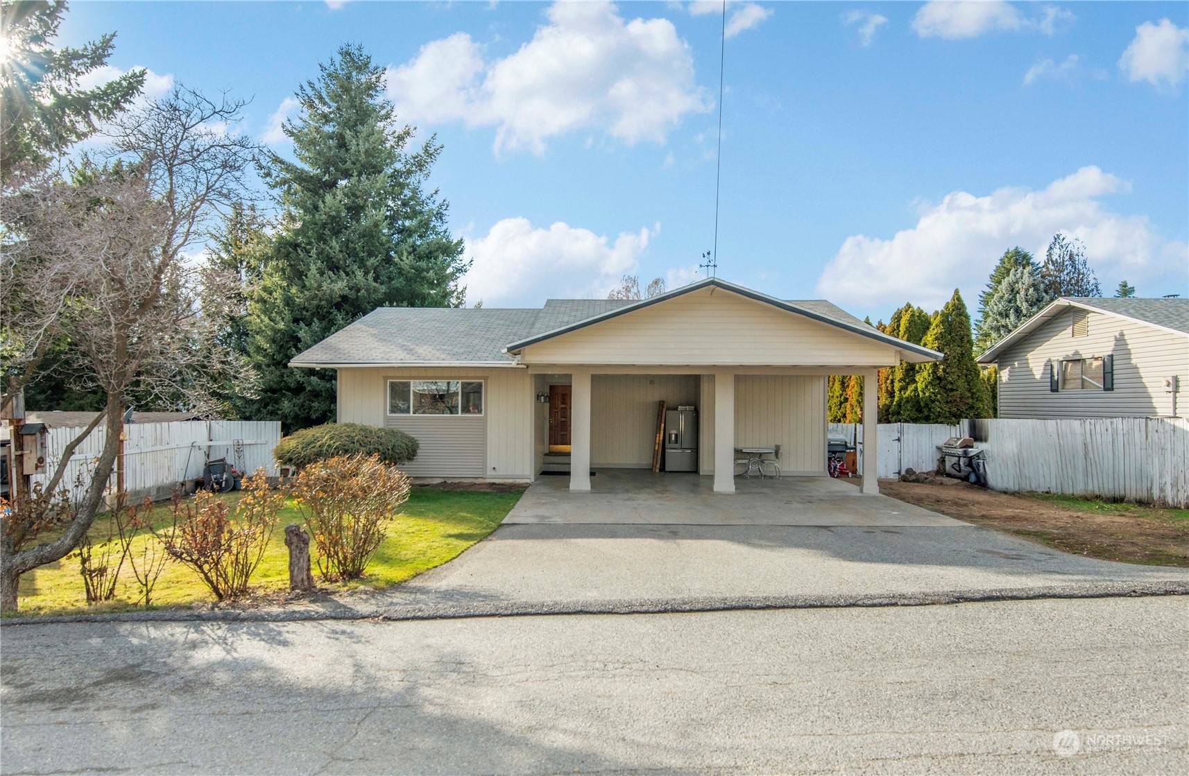 Property Photo:  530 N Lyle Avenue  WA 98802 