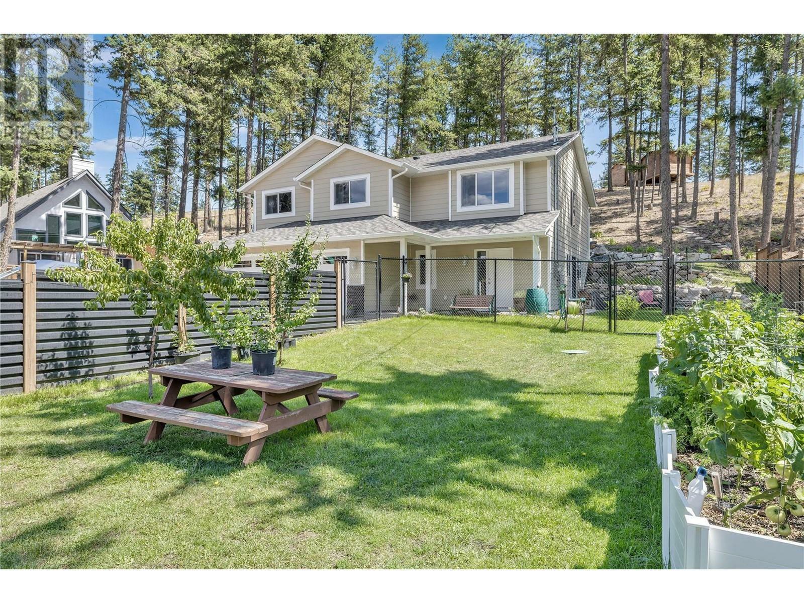 Photo de la propriété:  7075 Dunwaters Road  BC V1Z 3W6 