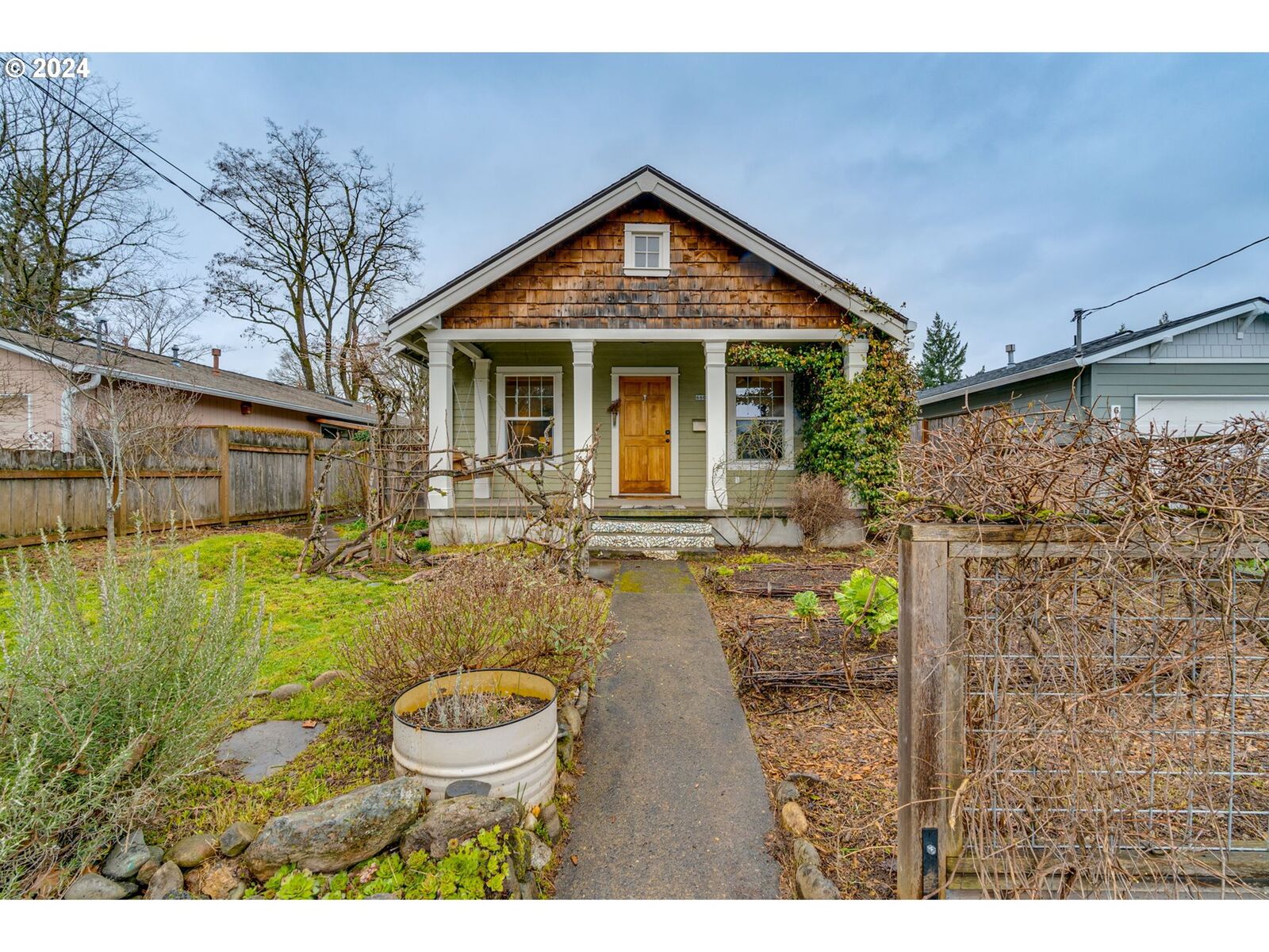 Property Photo: 6609 SE Tolman St OR 97206