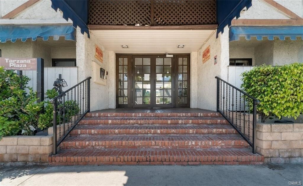 Property Photo: 18530 Hatteras Street 329 CA 91356