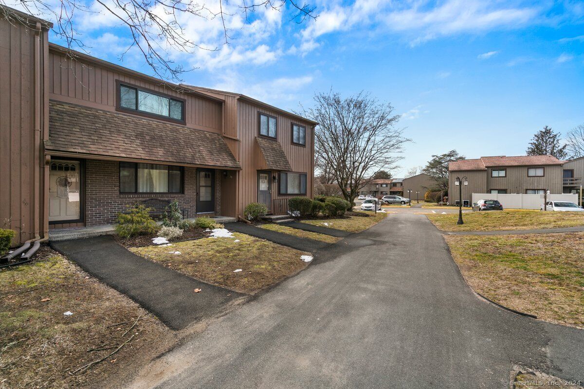 Property Photo:  30 Orangewood West 30  CT 06418 
