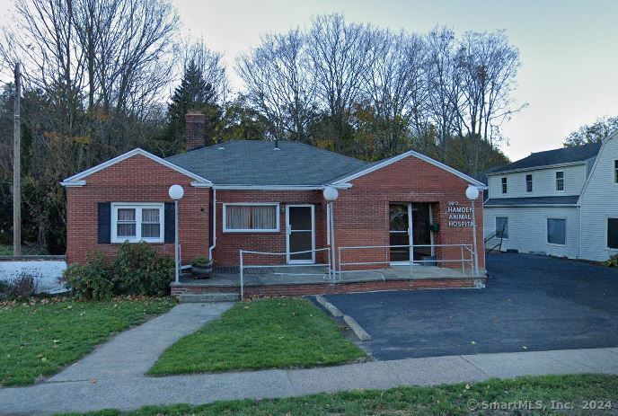 Property Photo: 2612 Whitney Avenue CT 06518
