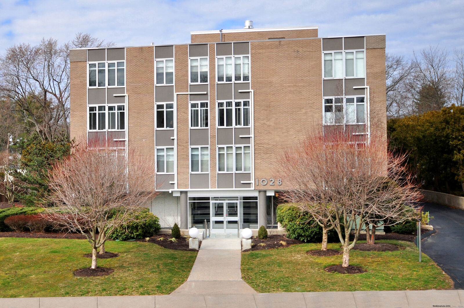 Property Photo:  1028 Farmington Avenue Apt 3G  CT 06107 