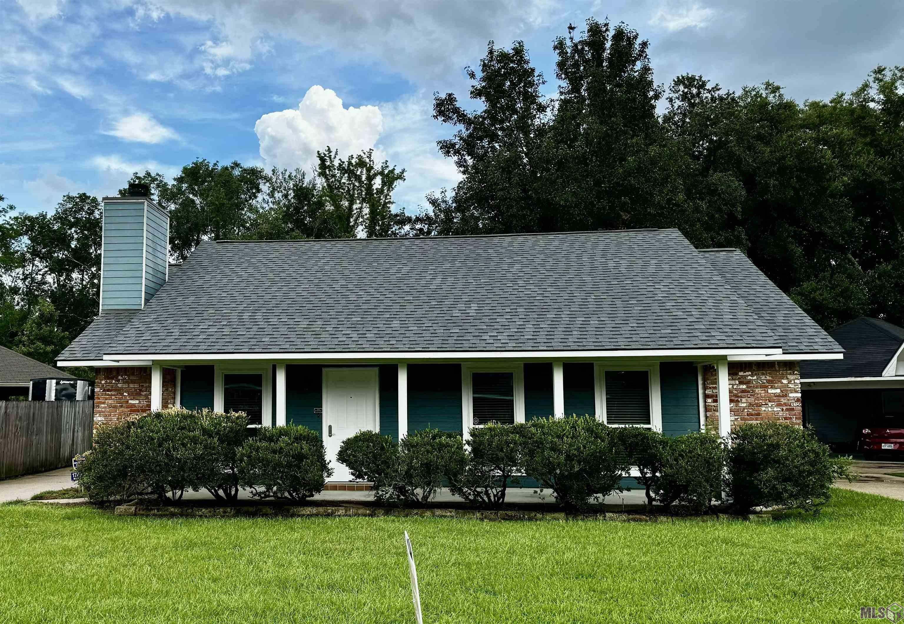 Property Photo: 17424 Roble Ave LA 70739
