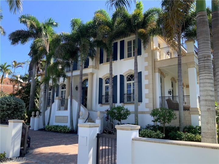 Property Photo:  40 5th Avenue S  FL 34102 