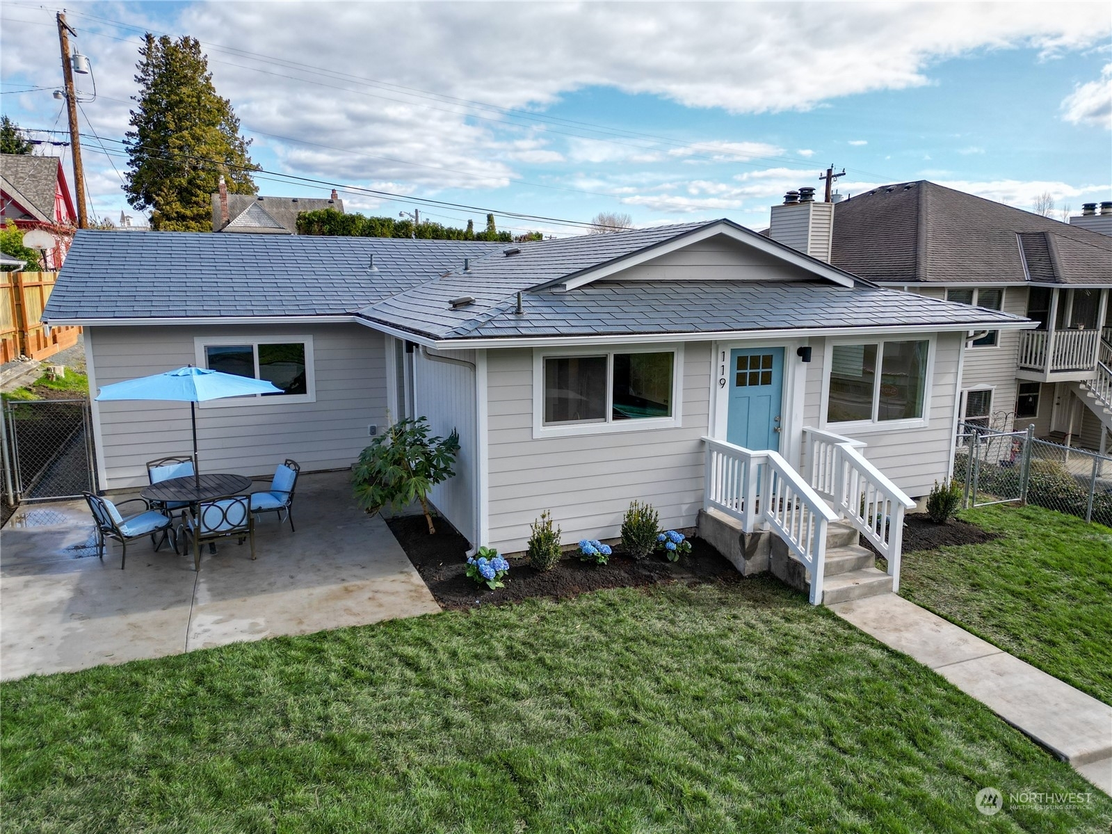 Property Photo:  119 Avenue E  WA 98290 