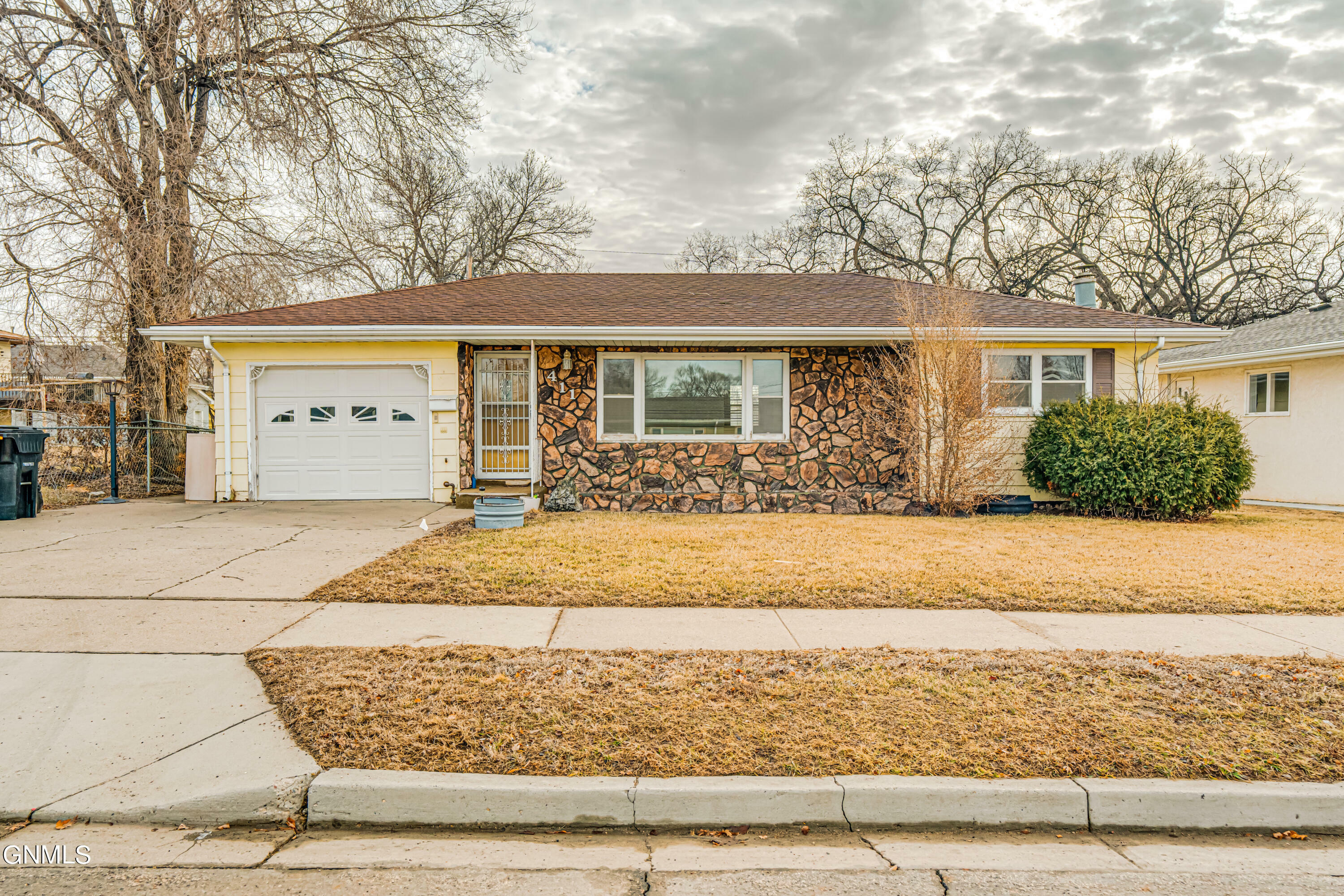 Property Photo:  411 S 17th Street  ND 58504 