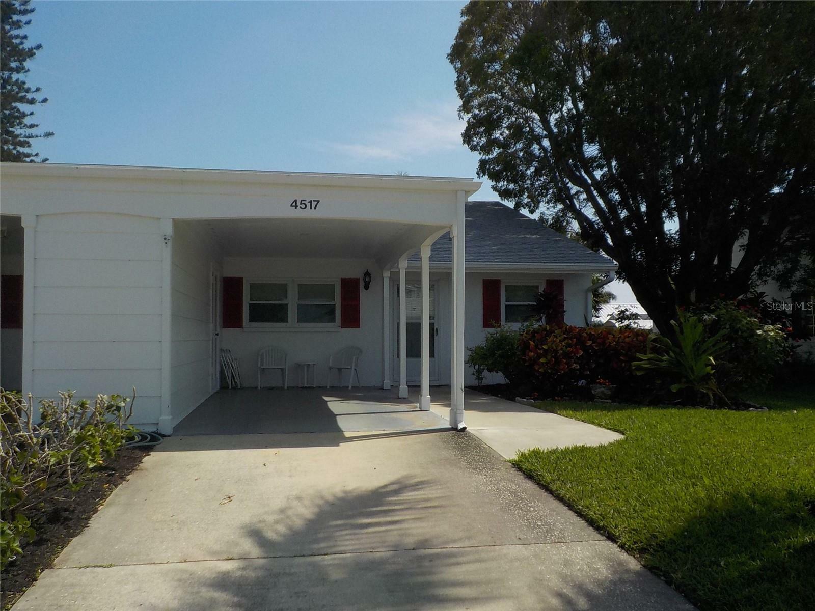 Property Photo:  4423 Mount Vernon Drive 4423  FL 34210 