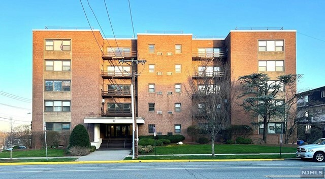 Property Photo:  95 Orient Way 5D  NJ 07070 