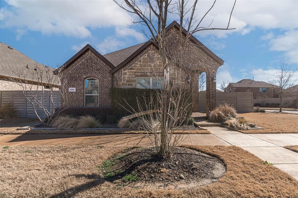 Property Photo:  824 Parkside Drive  TX 76226 