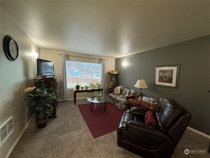 Property Photo:  611  Main Street  WA 98844 