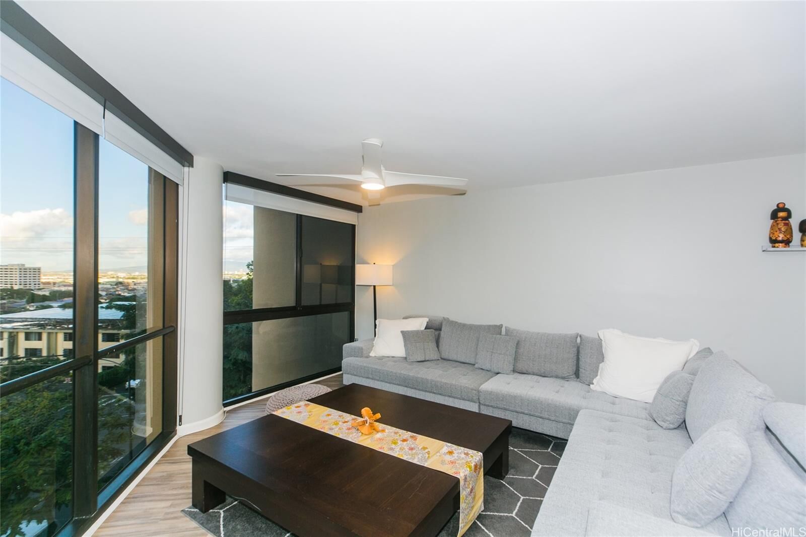 Property Photo:  2101 Nuuanu Avenue I403  HI 96817 