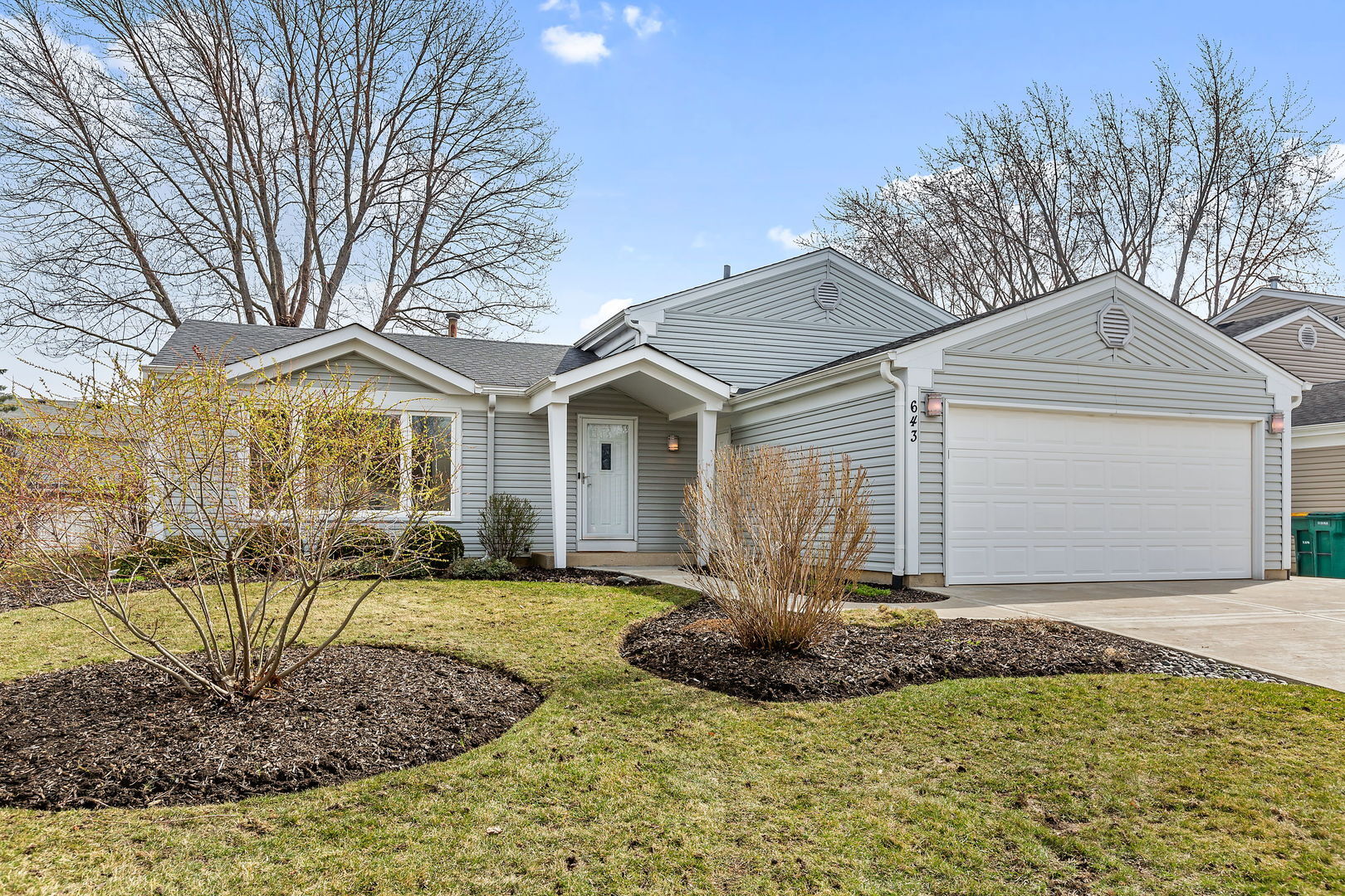 Property Photo:  643 Caren Drive  IL 60089 