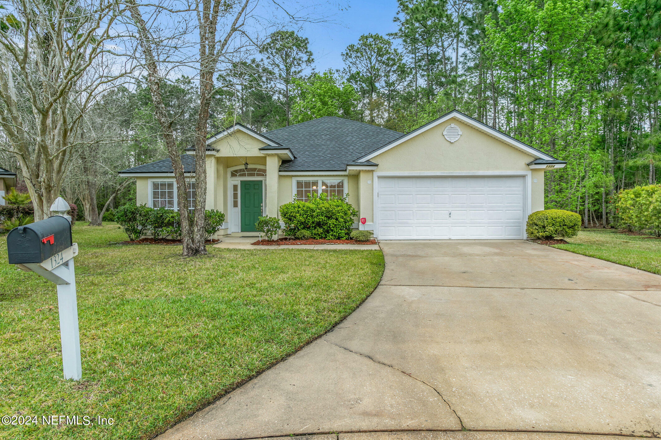 Property Photo: 1324 E Chinaberry Court FL 32259