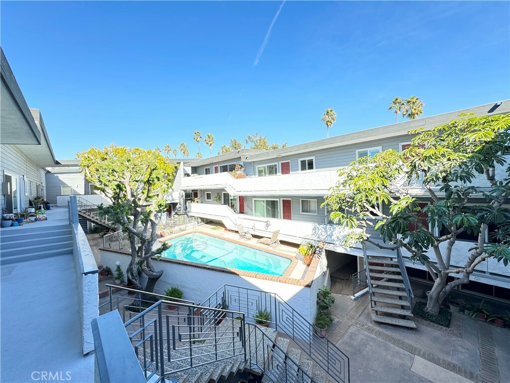 Property Photo:  2021 California Avenue 16  CA 90403 