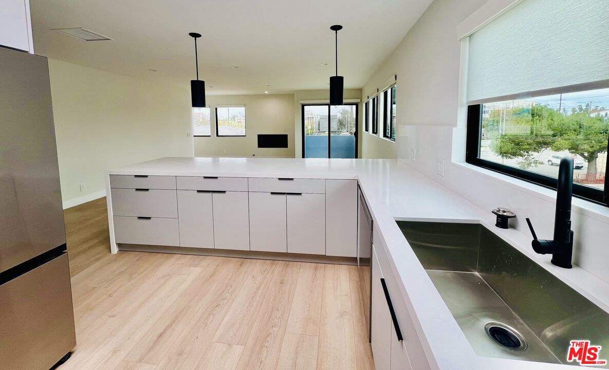 Property Photo: 205 N Venice Blvd 2 CA 90291