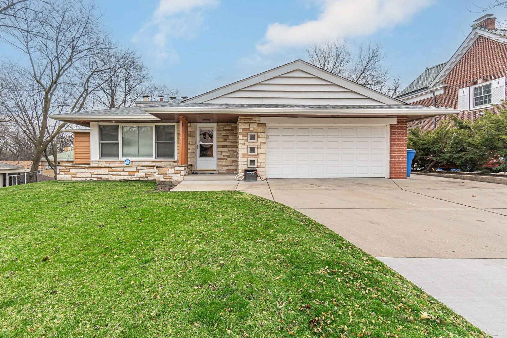 Property Photo:  2031 W Hunt Avenue  IL 60620 