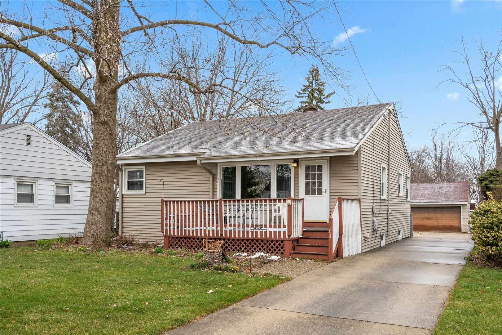 Property Photo:  1104 Van Buren Avenue  IL 60018 