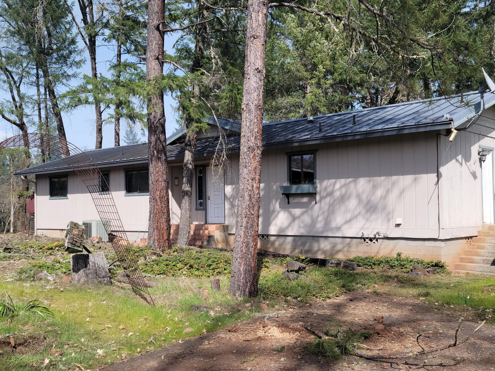 Property Photo:  600 Rogue Air Drive  OR 97539 