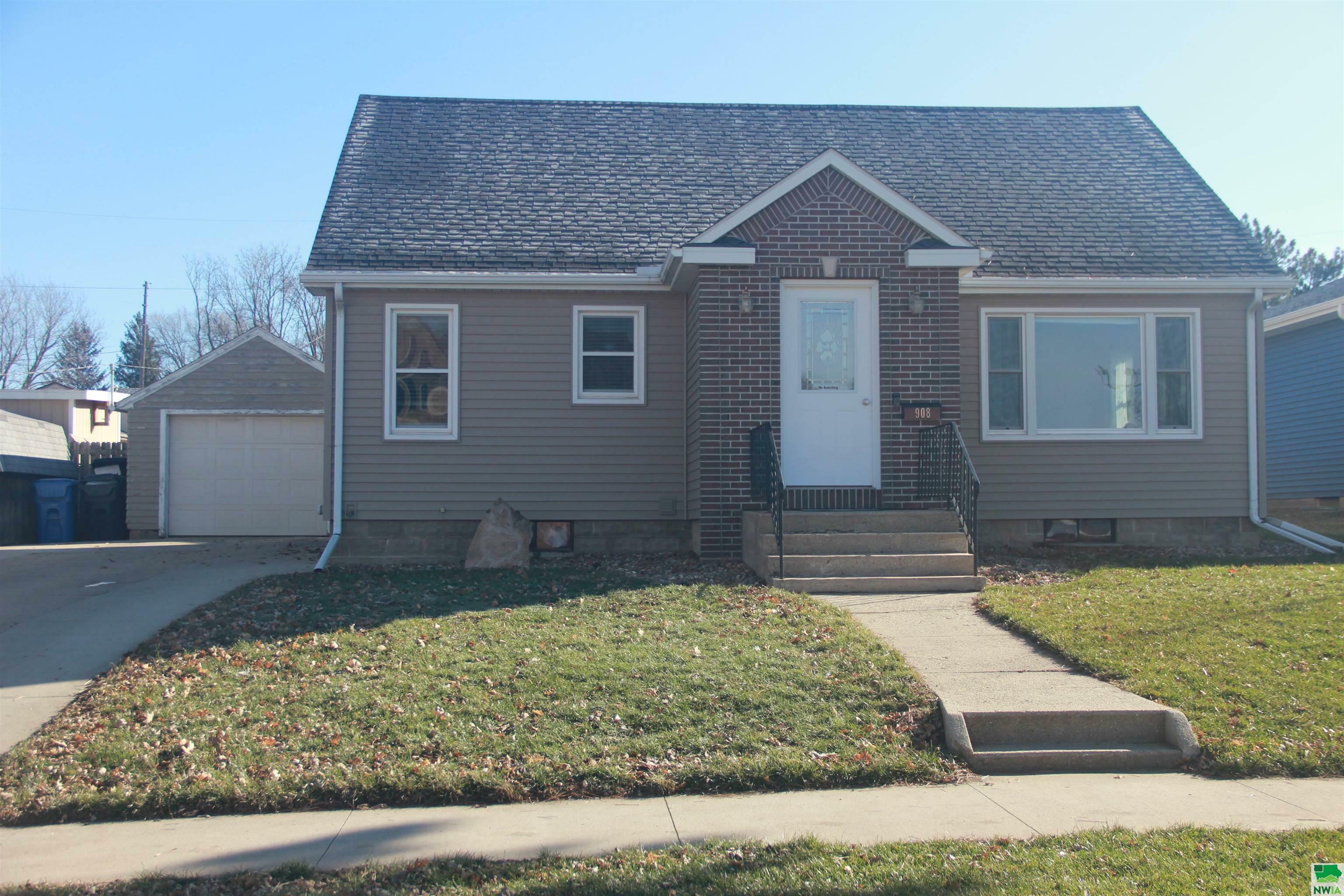 Property Photo:  908 3rd Ave SE  IA 51031 