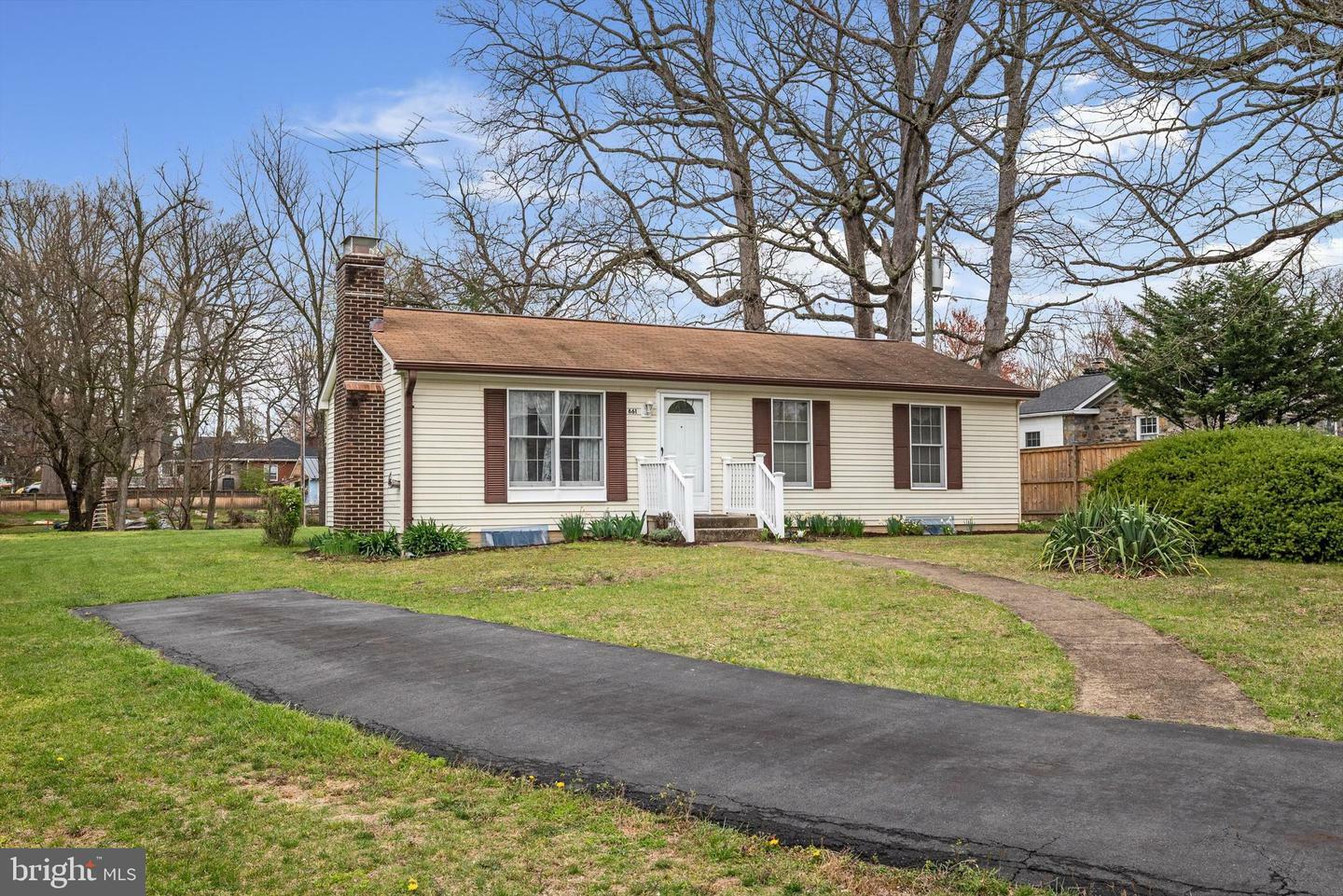 Property Photo: 661 E G St VA 20132