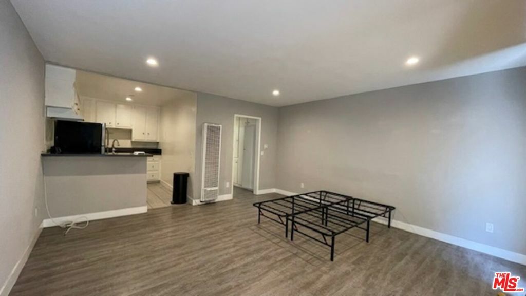 Property Photo:  453 S Gramercy Place 4  CA 90020 