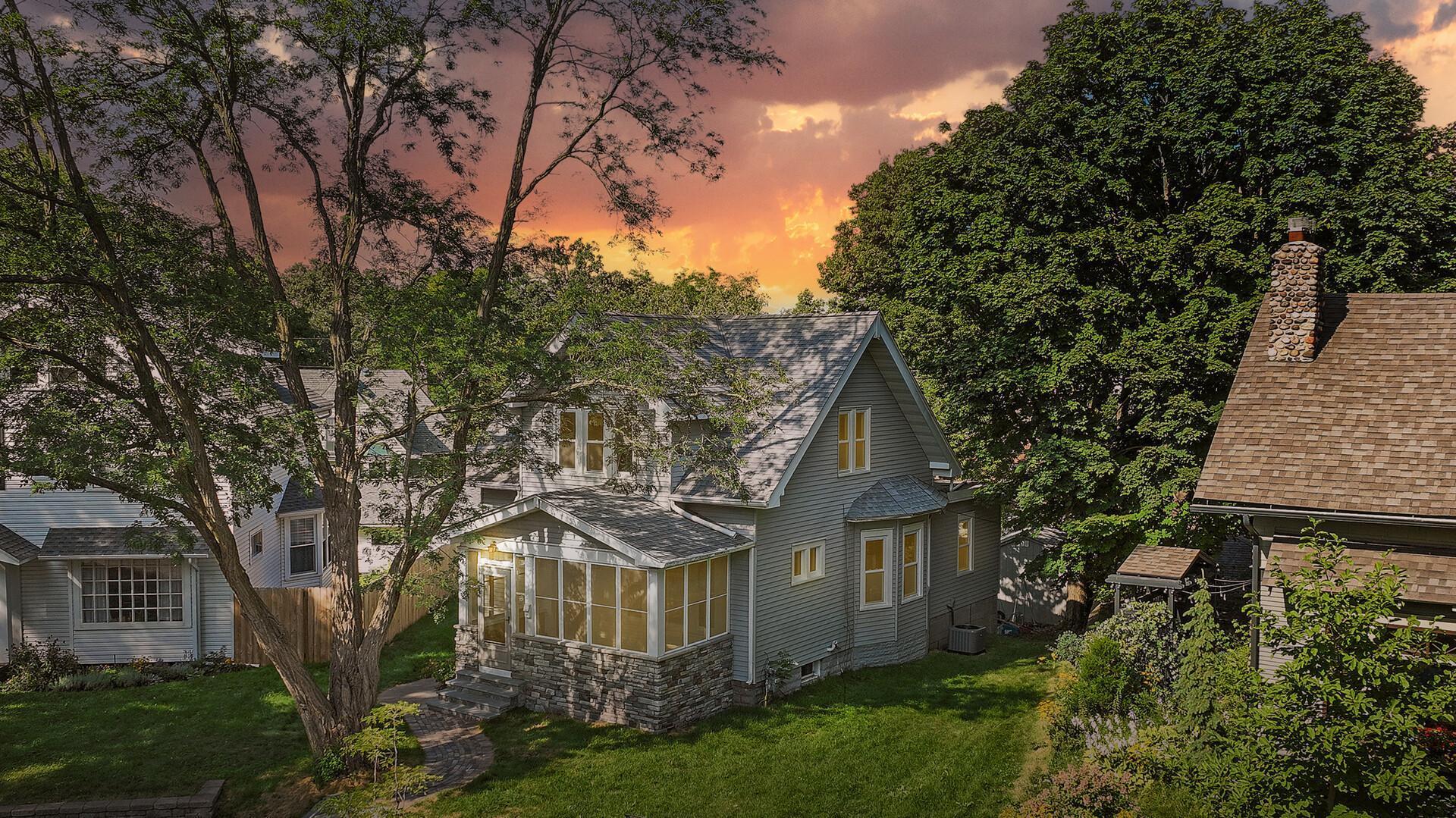 Property Photo: 1129 Hyacinth Avenue E MN 55106