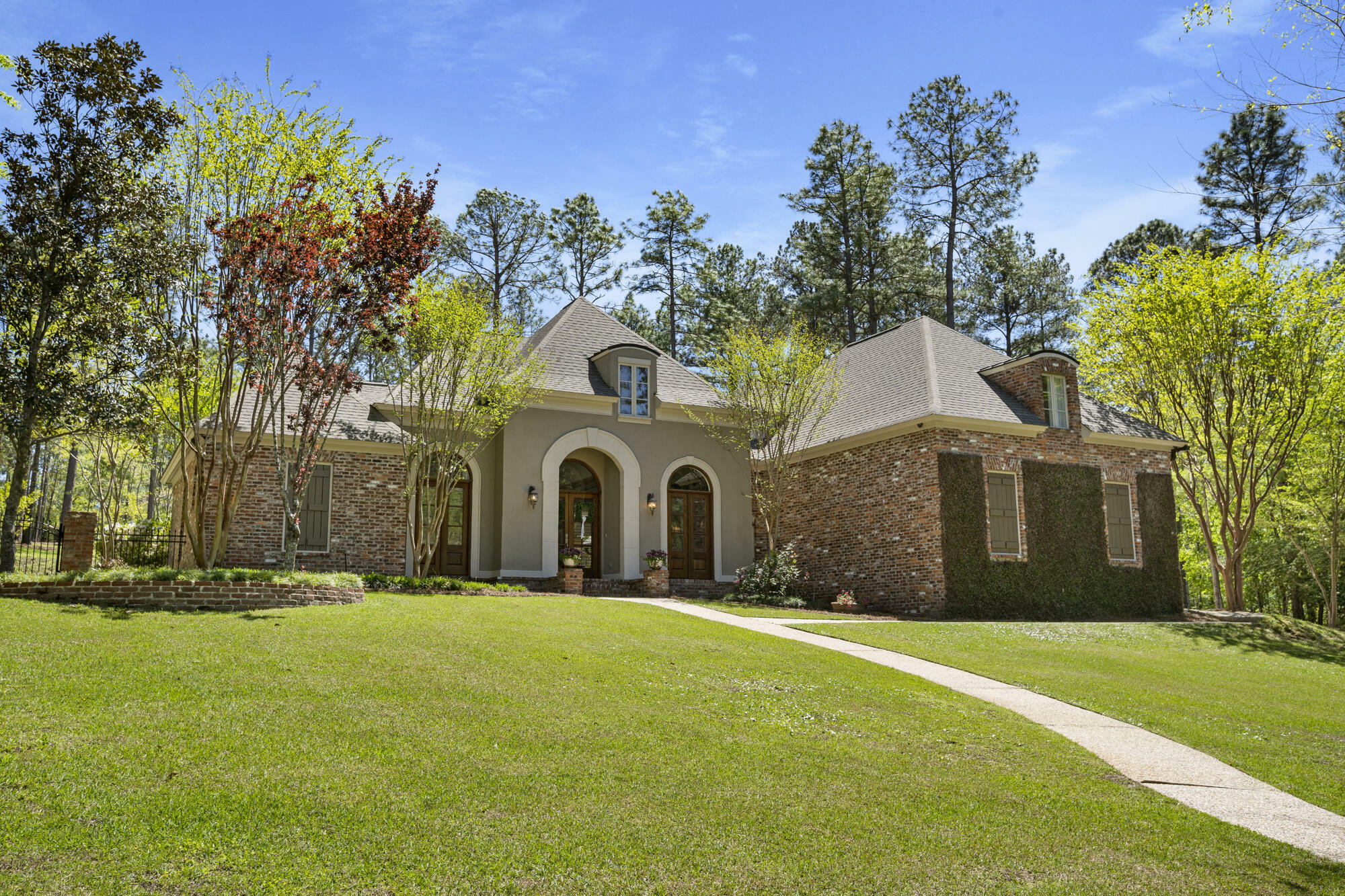 Property Photo:  10 Montclaire Ct.  MS 39402 