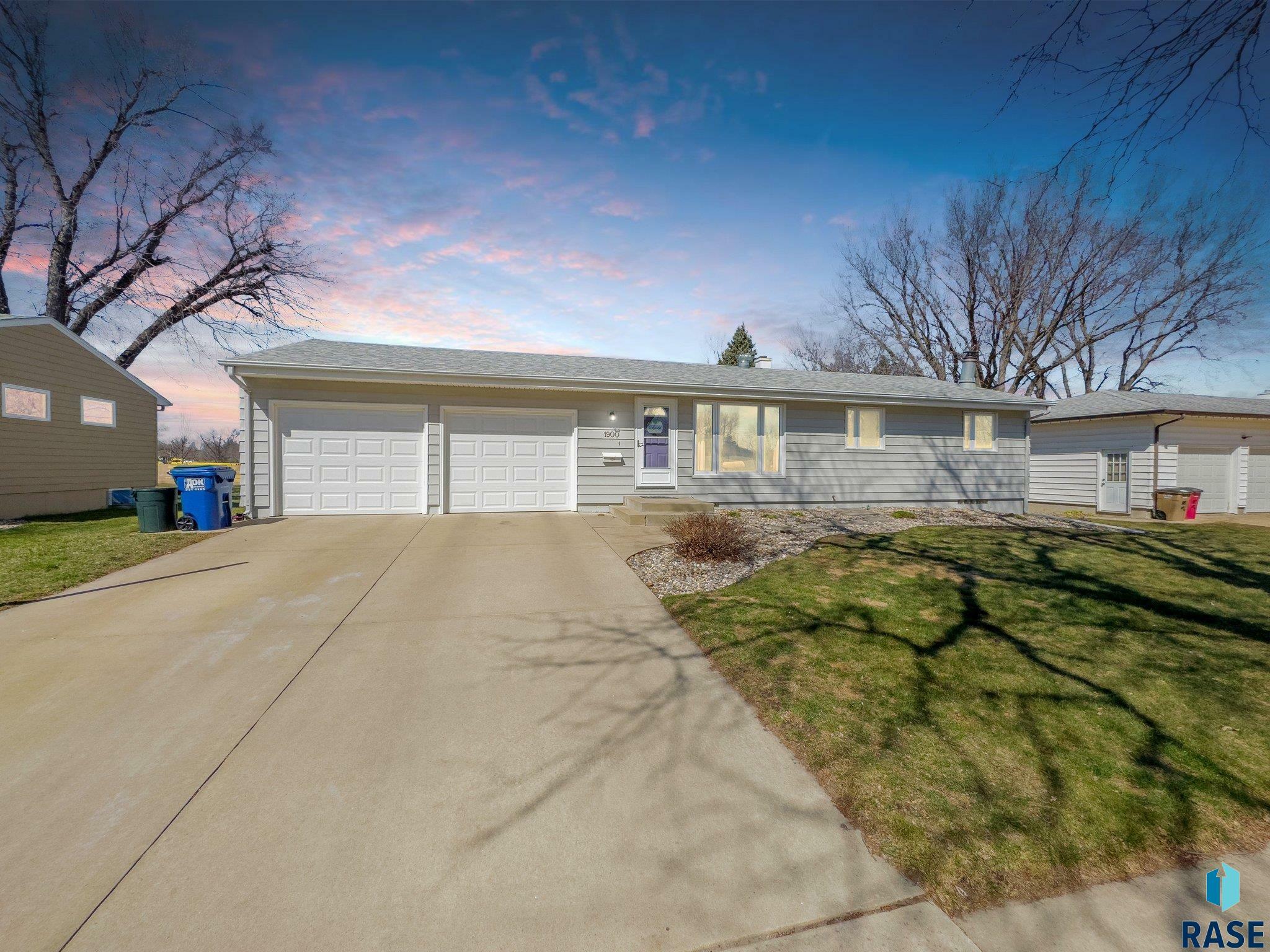 Property Photo:  1900 E 19th St  SD 57105 