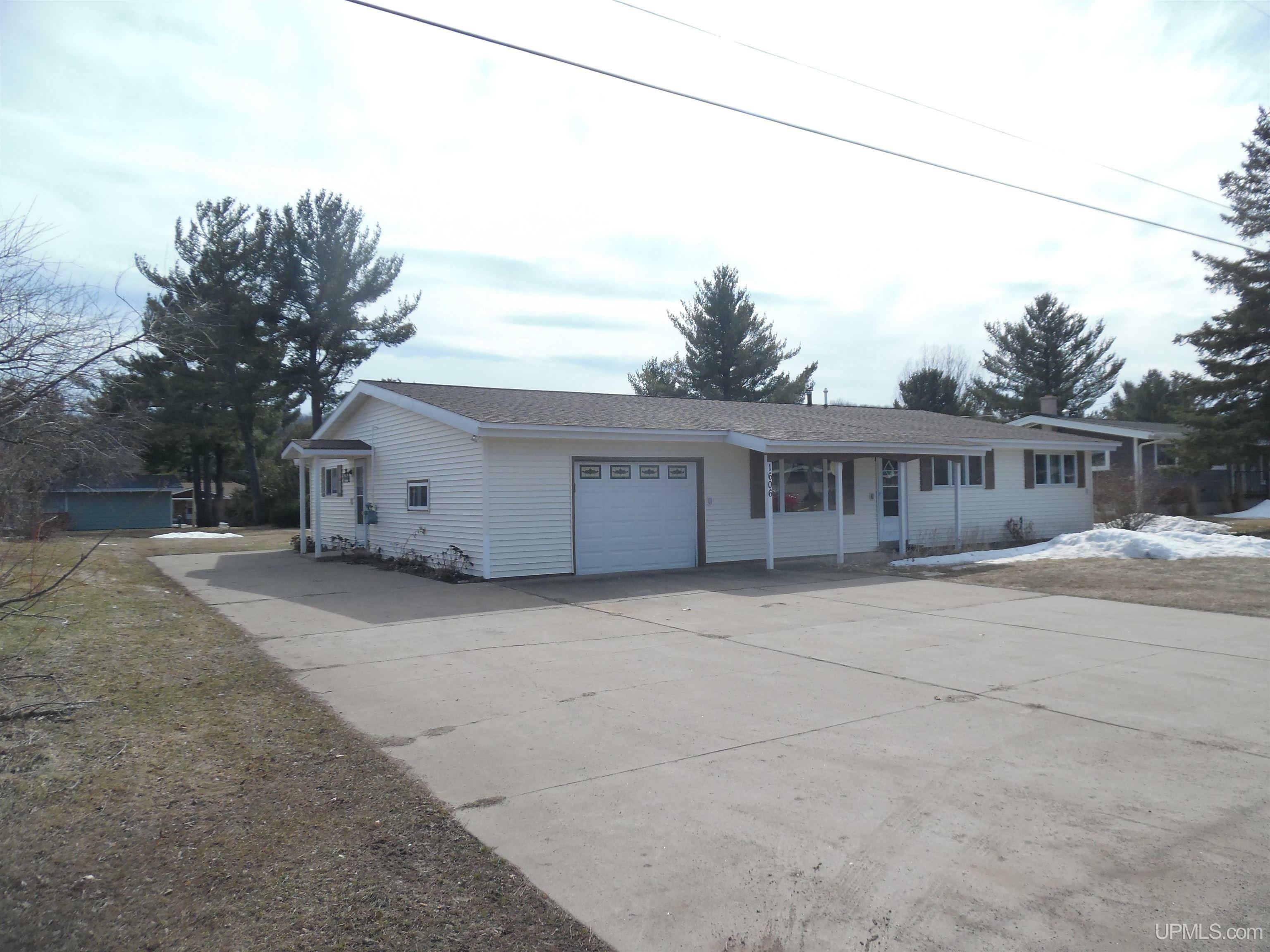 Property Photo:  1606 W Atlantic  MI 49930 