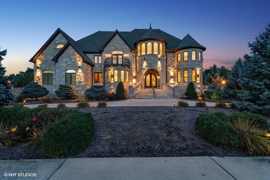 Property Photo: 10 Creekside Lane IL 60010