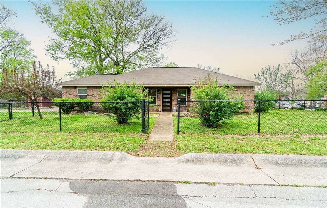 Property Photo:  220 N Maxwell Street  AR 72761 