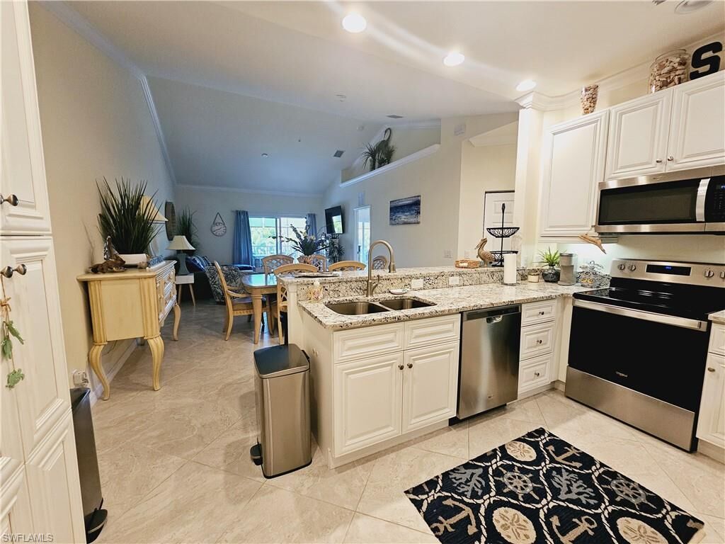 Property Photo:  1051 Winding Pines Cir 208  FL 33909 