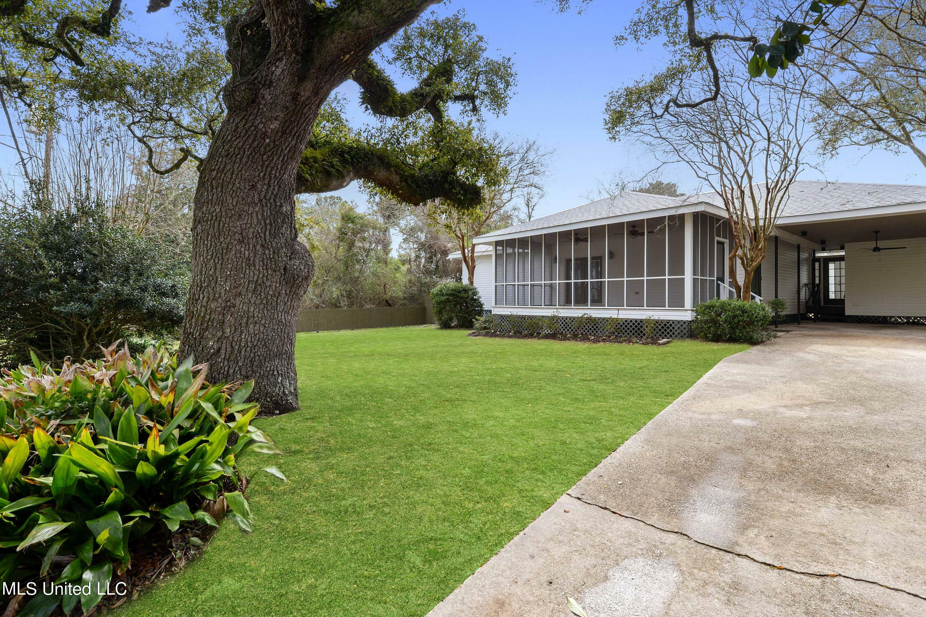 Property Photo:  526 Demontluzin Avenue  MS 39520 