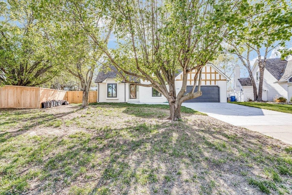 Property Photo:  1509 N Woodridge Dr  KS 67206 