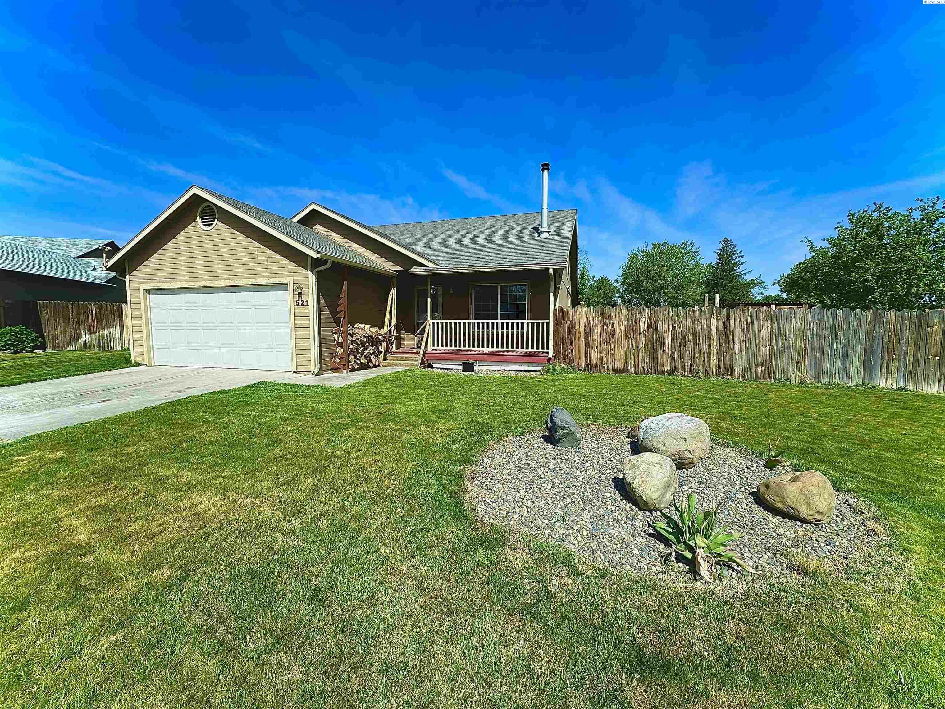 Property Photo:  521 N Quillan Ct  WA 99336-2697 