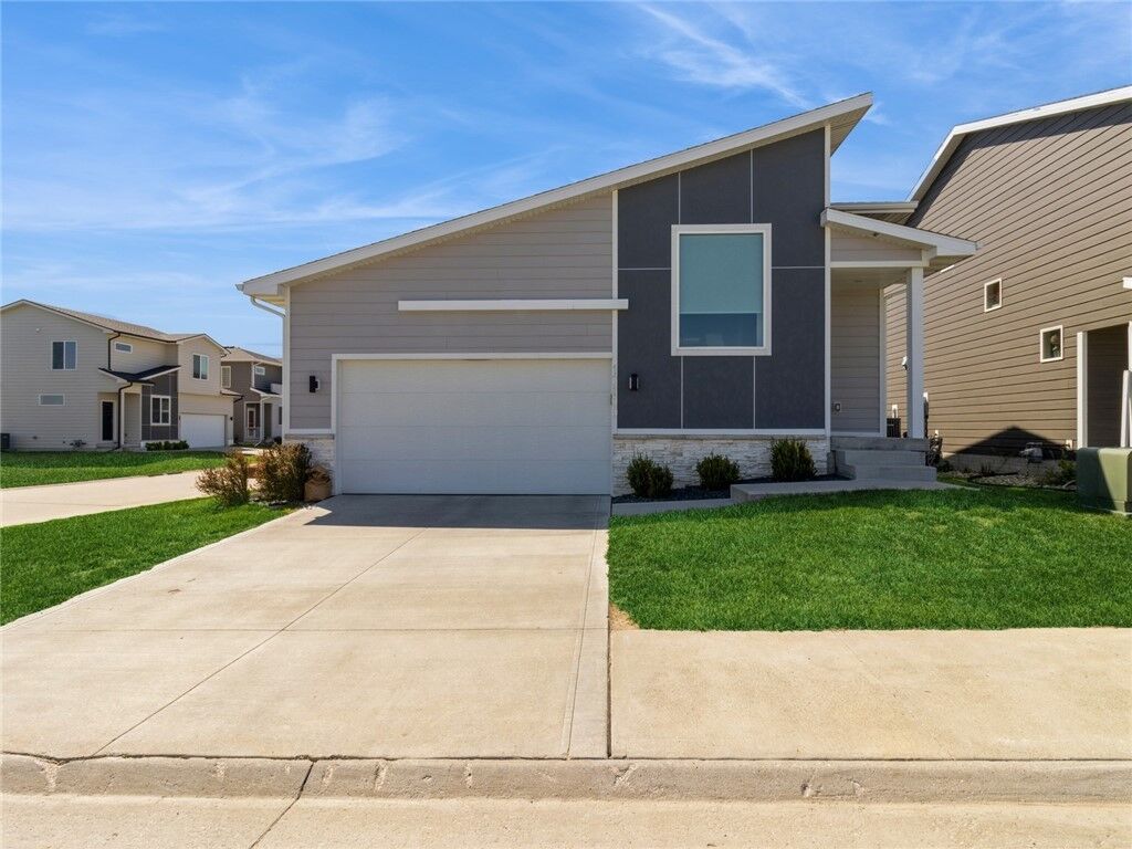 Property Photo:  17100 Larkspur Lane  IA 50323 