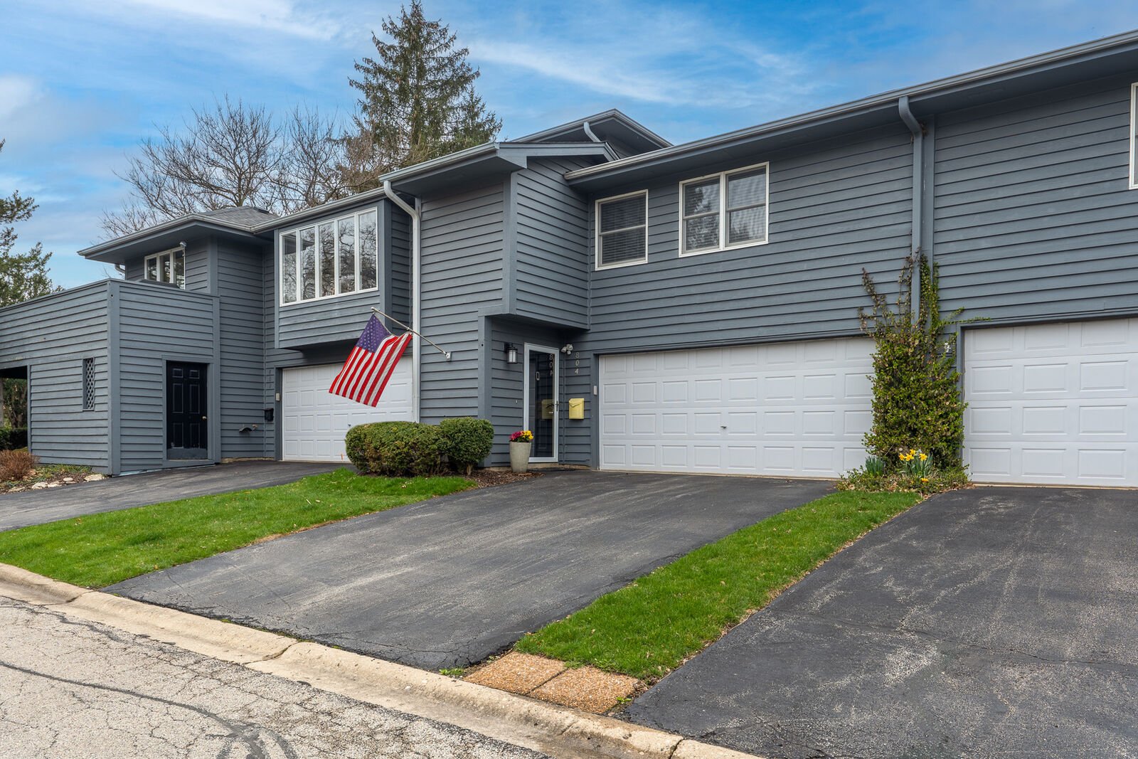 Property Photo:  804 Evernia Court  IL 60134 